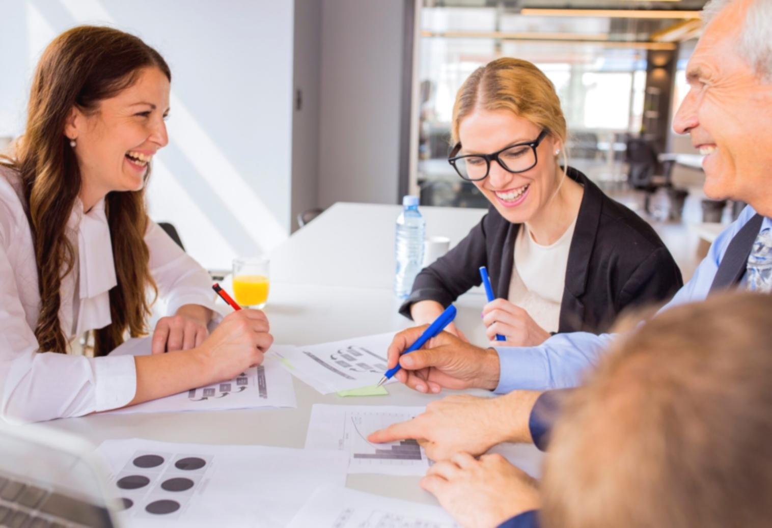 Arbeitsplatz mit Trading-Charts und Analysewerkzeugen